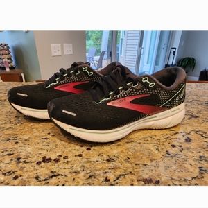 Size 6 WIDE BROOKS Ghost 14